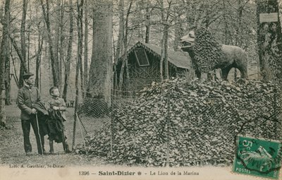Far og søn ser på løveskulptur i Saint Dizier. Postkort sendt i 1913. Udgivet af A Gauthiers bibliotek. af French Photographer