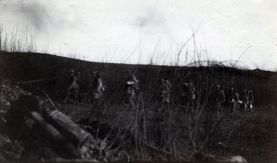 Første Verdenskrig (1914-1918): en gruppe soldater, der marcherer mod Rocour (Saint Quentin) (Aisne) af French Photographer