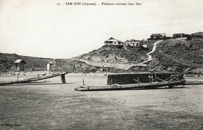 Fiskere fjerner deres net nær strandene ved Sam Son (Sam-Son), Annam. Postkort fra Vietnam, Indokina. Foto omkring 1912-1914. af French Photographer