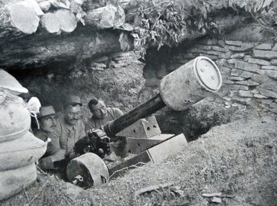 Fransk 48 kanon brugt til at affyre landminer, 1915 af French Photographer