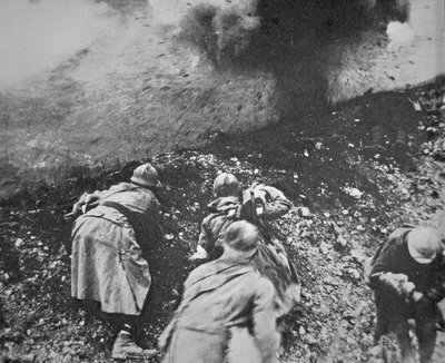 Fransk infanteri under beskydning fra tysk artilleri under slaget ved Verdun af French Photographer