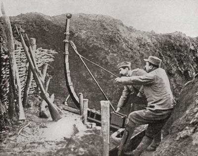 Franske soldater, der bruger en katapult til at slynge bomber under Første Verdenskrig, fra The Illustrated War News, 1915 af French Photographer