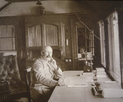 General Pétain i sin jernbanevogn-salon-hovedkvarter under slaget ved Verdun, februar-december 1916 (s/h foto) af French Photographer