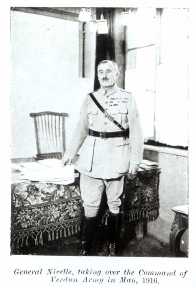 General Robert Nivelle (1856-1924) Overtager kommandoen over hæren ved Verdun, maj 1916 (bw foto) af French Photographer
