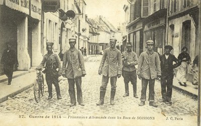Tyske fanger på gaden i Soissons, Frankrig, Første Verdenskrig (s/h foto) af French Photographer