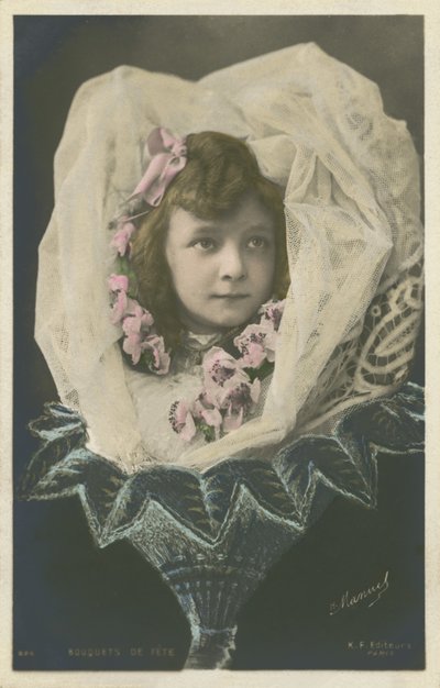 Pige i en blomst (farvefoto) af French Photographer