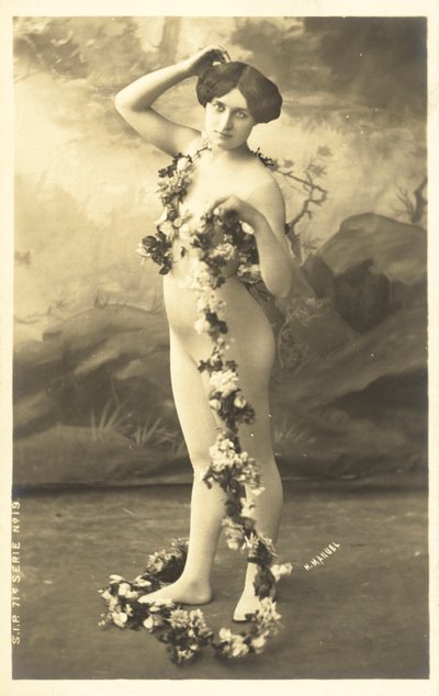 Pige i kropsstrømpe med blomsterkrans af French Photographer