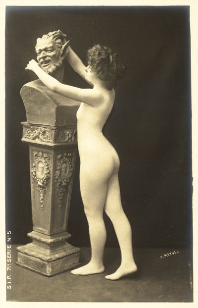 Pige i kropsstrømpe opmærksom på buste af satyr af French Photographer