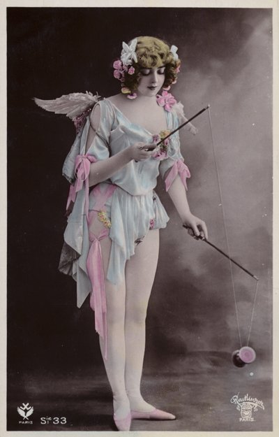 Pige leger med diabolo af French Photographer