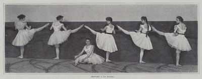 Piger udfører barøvelser i en ballettime (s/h-billede) af French Photographer