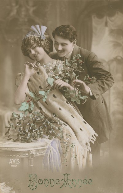 Godt nytår lykønskningskort med romantisk par, der holder mistelten, 1913 (håndfarvet fotografi) af French Photographer