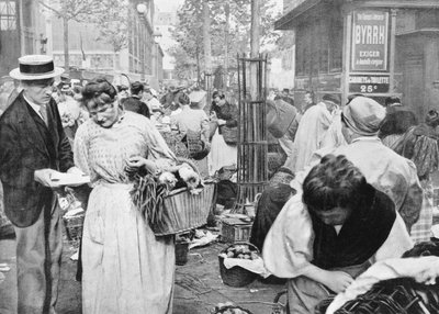 Hawker blandt købere og sælgere, Les Halles, Paris, 1896 af French Photographer
