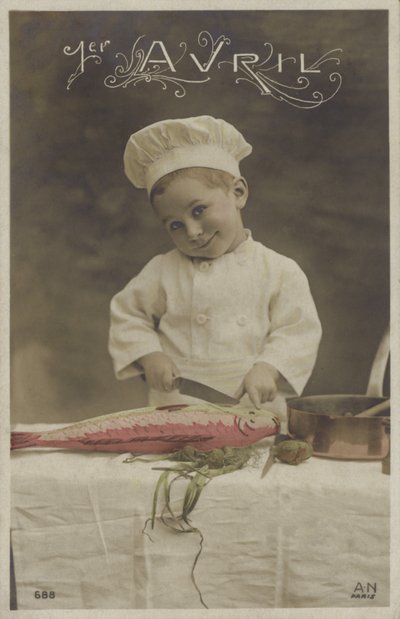 Lille dreng laver en fisk (farvefoto) af French Photographer