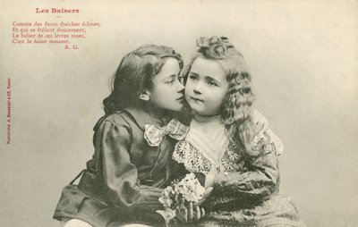 Lille dreng kysser en lille pige (s/h-billede) af French Photographer
