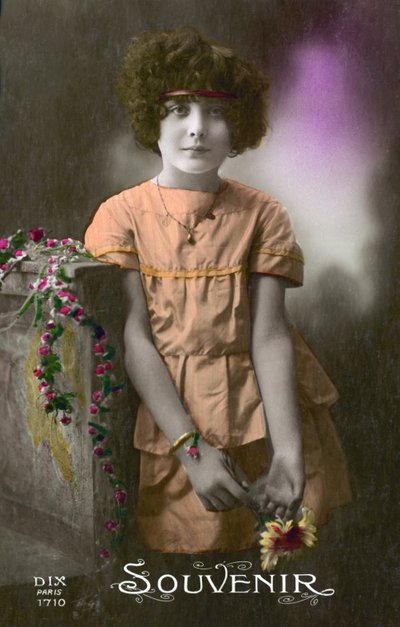 Lille pige i orange (farvefoto) af French Photographer