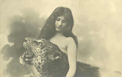Langhåret pige med arme omkring udstoppet leopard (s/h foto) af French Photographer