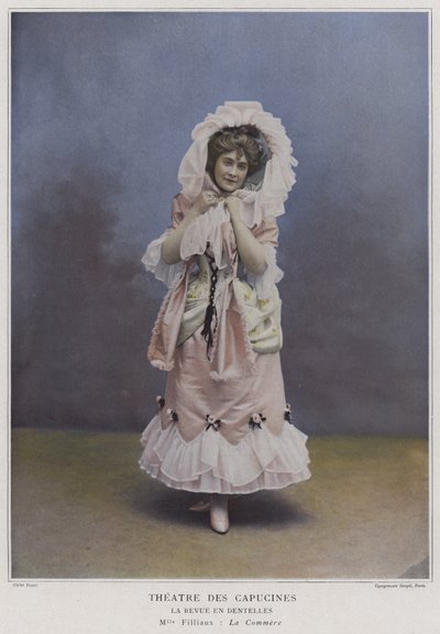 Mademoiselle Filliaux som La Commere i La Revue des Dentelles (farvet foto) af French Photographer