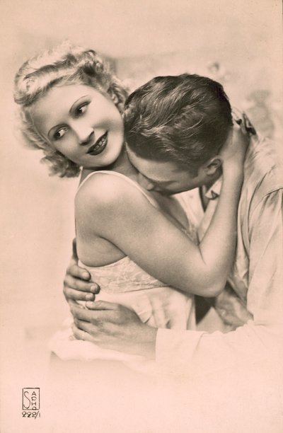 Mand omfavner kvinde og kysser hendes bryst (s/h-foto) af French Photographer