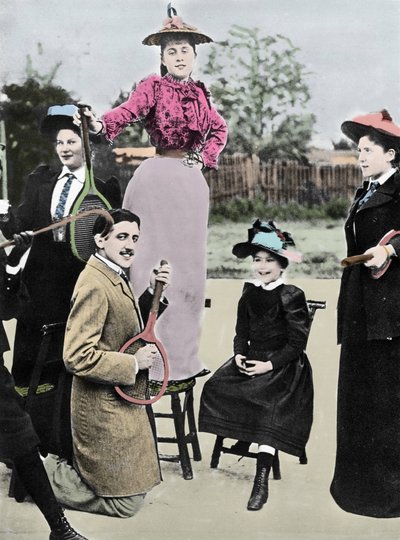 Marcel Proust fransk forfatter midt i en gruppe unge kvinder, der spiller guitar på en tennisketsjer, på tennisboulevarden Bineau i Paris, 1892 af French Photographer