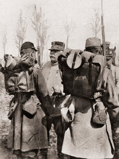 Marskal Joseph Jacques Césaire Joffre inspicerer sine tropper, fra The Illustrated War News, 1915 af French Photographer