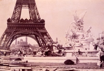 Mænd, der bygger Fountain St. Vidal nær Eiffeltårnet, c.1888 af French Photographer