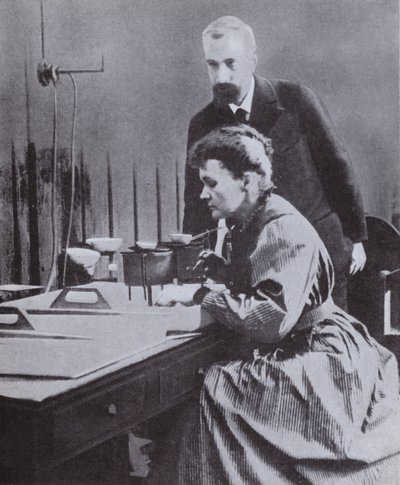 Pierre og Marie Curie, opdagere af Radium, i deres laboratorium ved Paris Universitet, 1898 af French Photographer