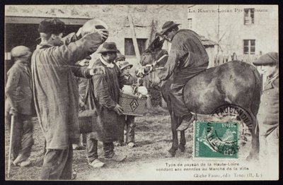 Postkort, der forestiller en bonde i Haute-Loire, der sælger mad på markedet, ca. 1900 af French Photographer