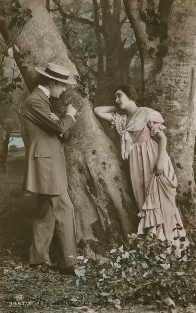 Postkort med elskere, der skærer et hjerte på et træ, sendt i 1913 (håndfarvet foto) af French Photographer