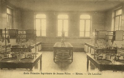 Folkeskolebadeværelse, Hirson (s/h-billede) af French Photographer
