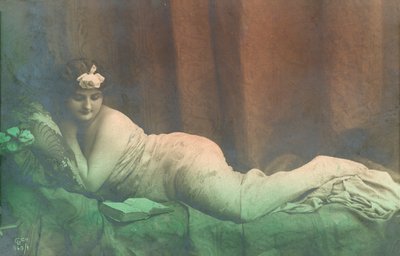 Tilbagelænet pige, læser af French Photographer