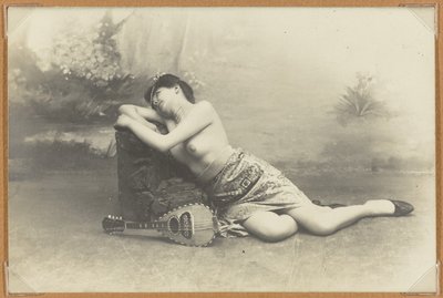 Liggende kvinde med mandolin, ca. 1895 (gelatinesølvtryk) af French Photographer