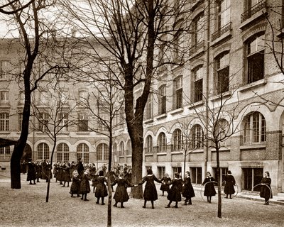 Fritidsdomstol ved Madame de Saissevals skole (Carcado - Saisseval) i Paris i slutningen af det nittende århundrede, før 1900 (s/h foto) af French Photographer