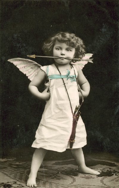 Lille dreng, klædt ud som Amor, med en pil i munden af French Photographer