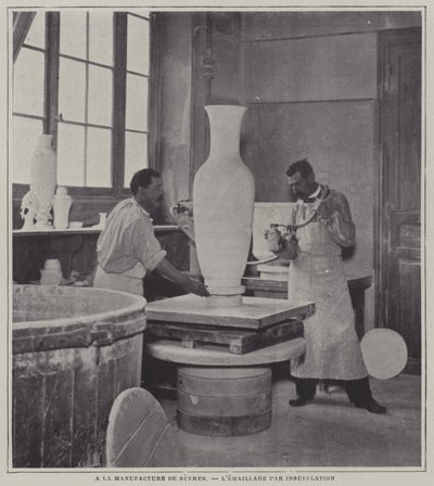 Sprayemaljering af en vase på Sevres porcelænsfabrik, Frankrig (s/h foto) af French Photographer