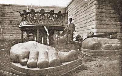 Konstruktionen af Frihedsgudinden, detalje af fødderne, c.1876 af French Photographer