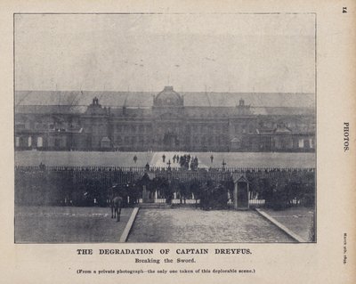 Nedbrydningen af kaptajn Dreyfus, der knækkede sværdet, fra et privat fotografi, det eneste taget af denne beklagelige scene (s/h foto) af French Photographer