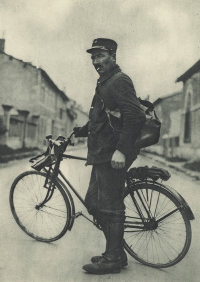 Denne franske postbud finder sin cykel meget nyttig af French Photographer
