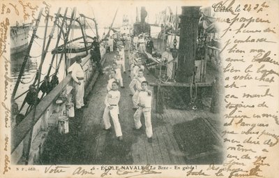 Sejlerelever på en fransk flådeskole har en bokselektion på dækket. Postkort sendt i 1913. af French Photographer