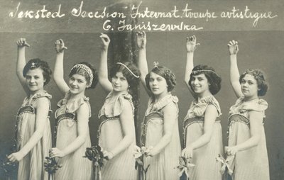 En gruppe af unge kvindelige dansere, der smiler af French Photographer