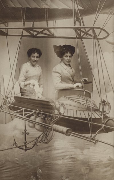 To kvinder, der flyver med et fly (fotocollage) af French Photographer