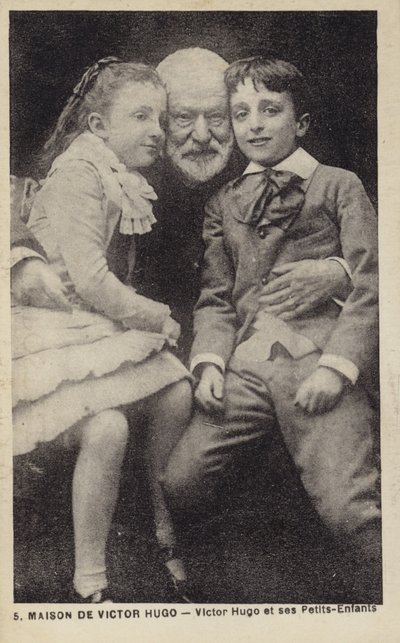 Victor Hugo (1802-1885), fransk digter, romanforfatter og dramatiker, med sine børnebørn af French Photographer