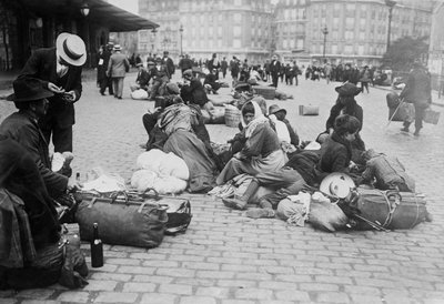 Krigstidsflygtninge, Gare de Lyon, Paris, 1914 af French Photographer