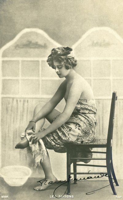 Kvinde i et badehåndklæde (s/h foto) af French Photographer