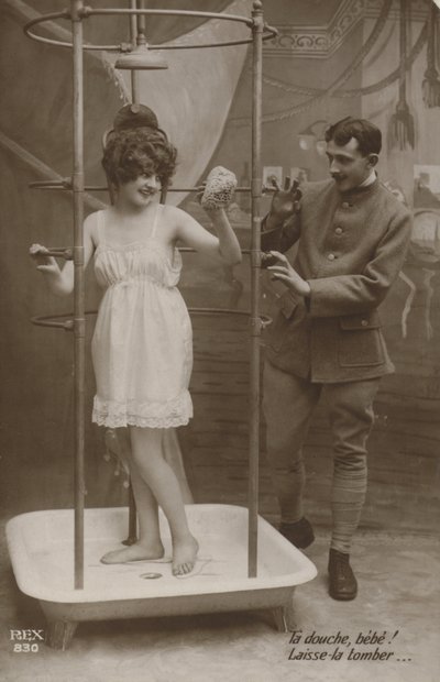 Kvinde i bad med en soldat (s/h-billede) af French Photographer