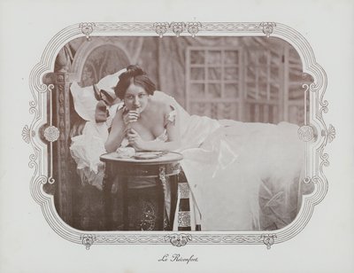 Kvinde slapper af i sengen (s/h foto) af French Photographer