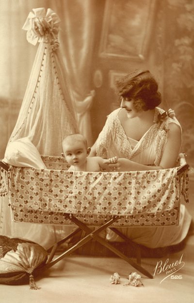 Kvinde med en baby i en vugge af French Photographer