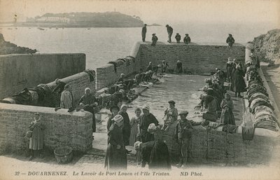 Kvinder vasker vasketøj i havnen i Louen. Postkort sendt i 1913. af French Photographer