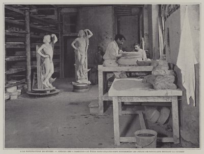 Workshop til fremstilling af beholdere til porcelænsstykker, der skal anbringes i under brænding på Sevres porcelænsfabrik, Frankrig (s/h foto) af French Photographer