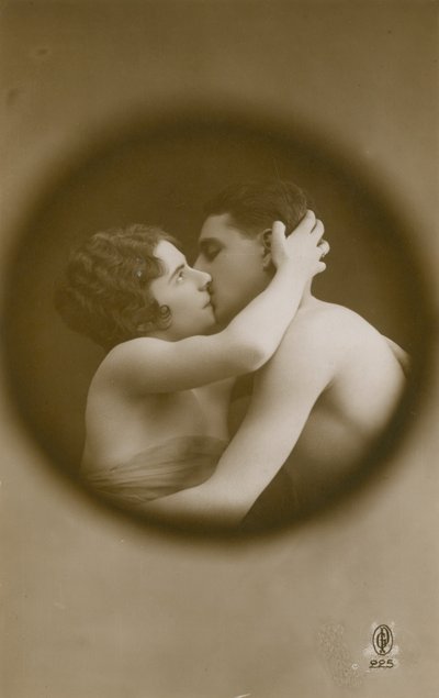 Ung mand og kvinde kysser set gennem et kighul. Postkort sendt i 1913. af French Photographer