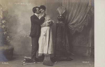 Ung mand kysser tjenestepigen af French Photographer